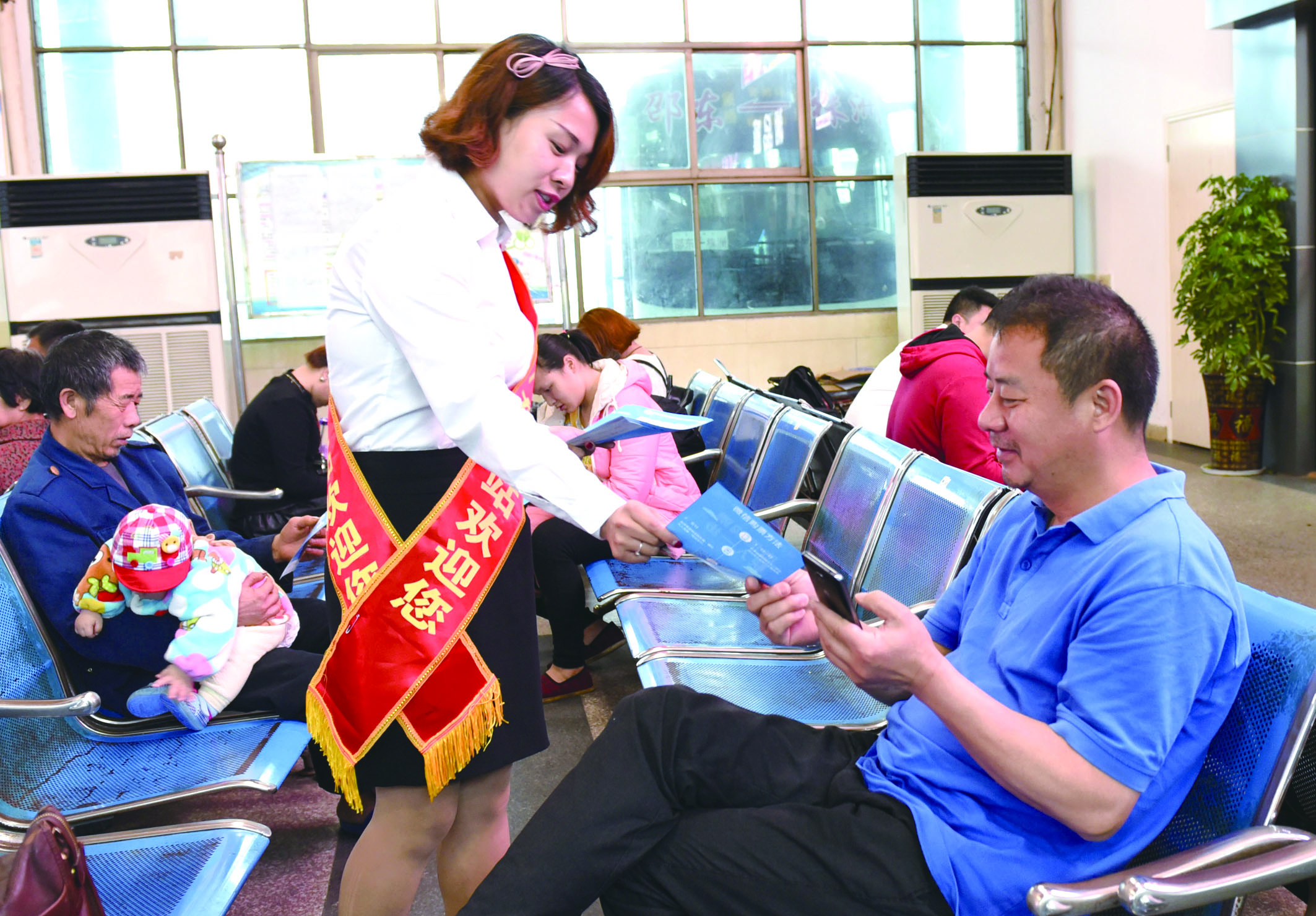 4月21日，邵東汽車(chē)西站工作人員在向旅客推介互聯(lián)網(wǎng)+站+車(chē)+客平臺(tái)的推廣應(yīng)用與購(gòu)票實(shí)名制宣傳。