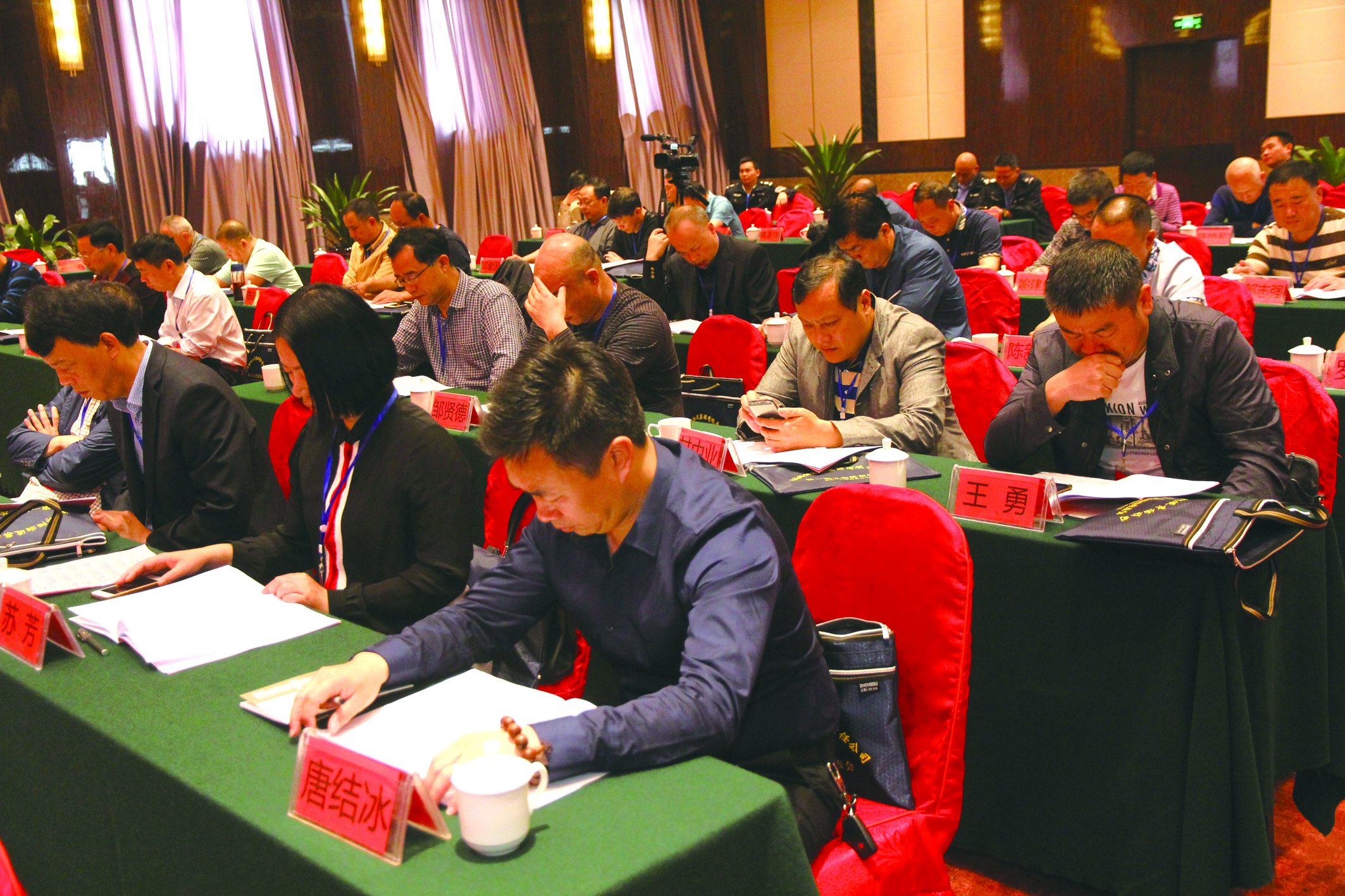 圖為第一屆五次股東代表在認真聽取工作報告。