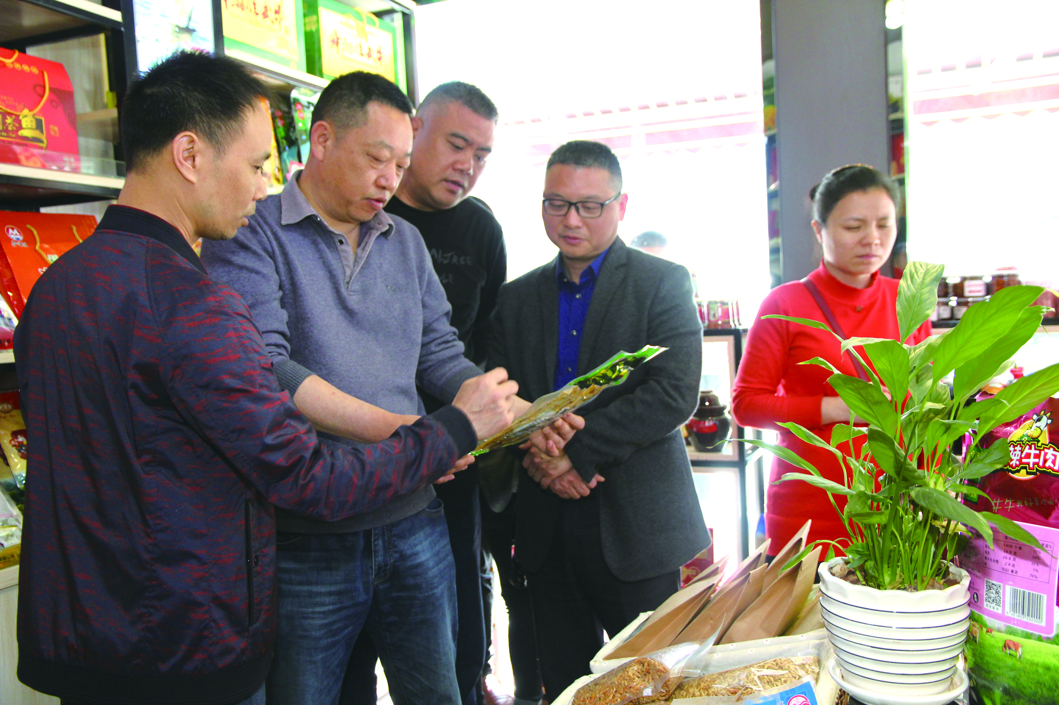 集團公司董事、副總經(jīng)理何偉紅帶領(lǐng)骨干學(xué)員在郴汽集團考察“郴味特產(chǎn)”