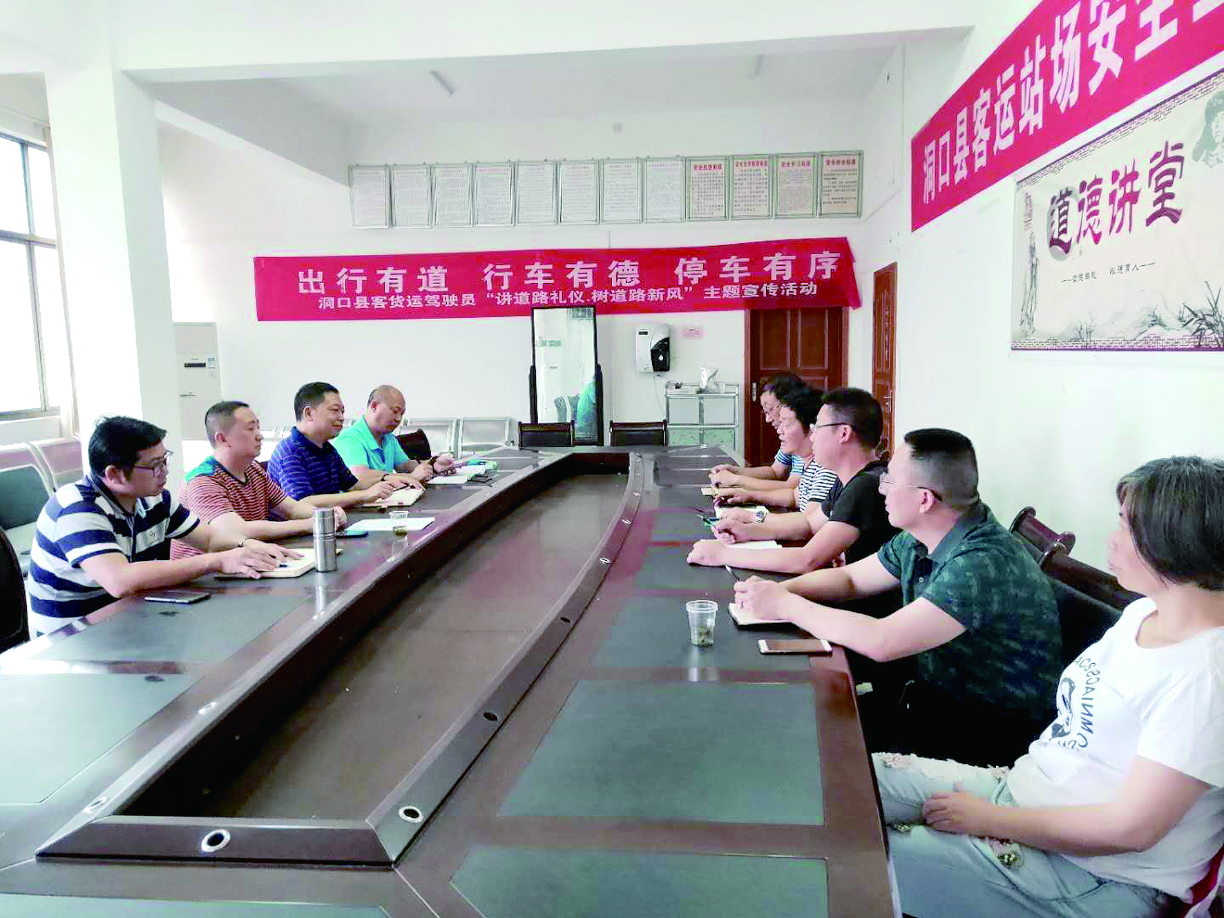 6月12日至13日，集團(tuán)公司董事、副總經(jīng)理唐新宇率辦公室、房產(chǎn)基建、企管部門負(fù)責(zé)人深入分公司就門面合同等事項(xiàng)進(jìn)行核查和清理，并對(duì)門面經(jīng)營狀況調(diào)研。據(jù)悉，兩天時(shí)間核對(duì)門面合同144份。 ? 為切實(shí)加強(qiáng)企業(yè)內(nèi)部管理，集團(tuán)公司決定對(duì)全司門面管理開展清理，成立集團(tuán)公司門面清理領(lǐng)導(dǎo)小組以抓好此項(xiàng)工作。圖為唐新宇（左二）在洞口客運(yùn)分公司部署相關(guān)工作。 祖冠 攝影報(bào)道